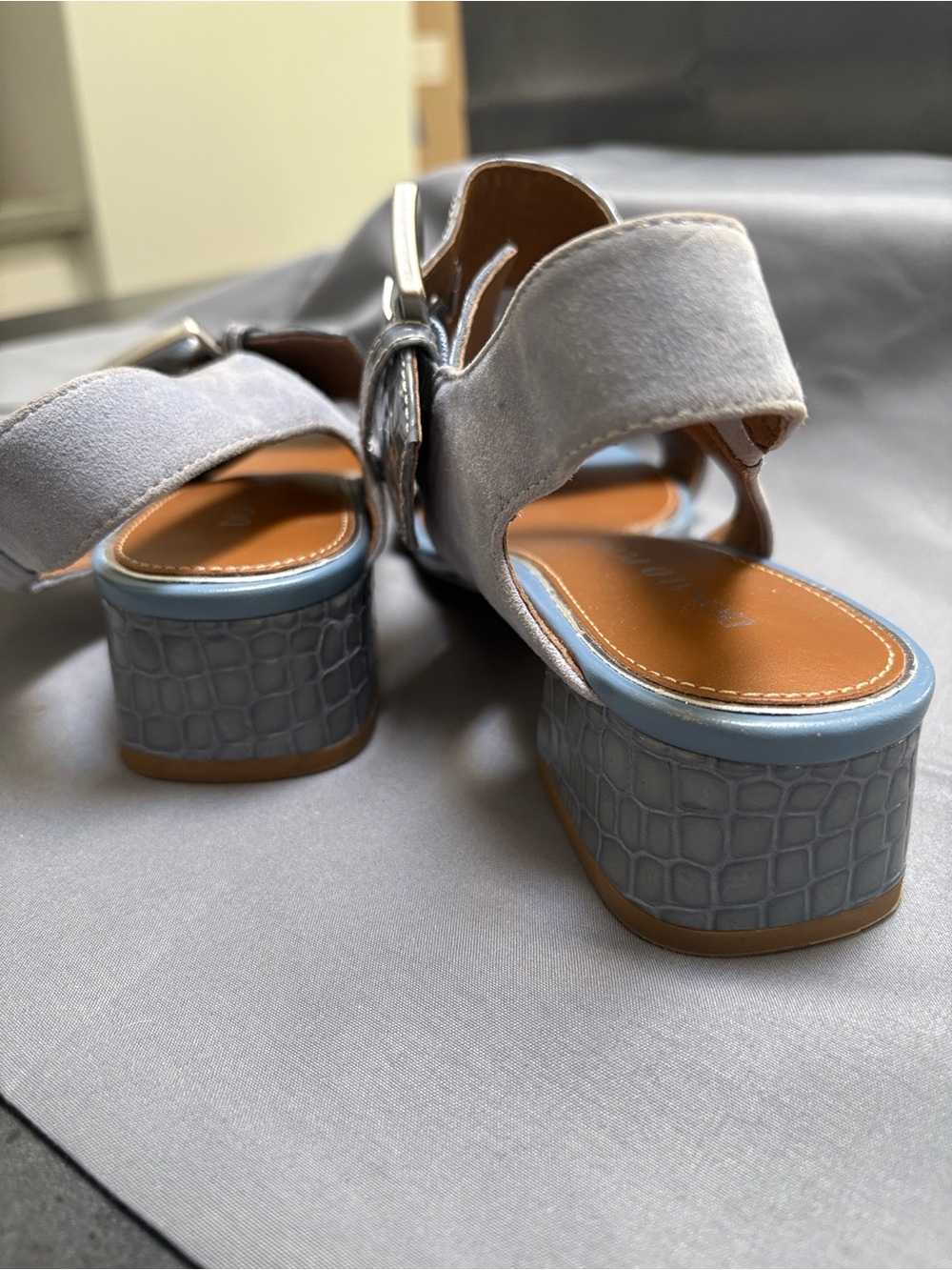 Donald Pliner Vixi Heeled Sandal croc Light Blue Sz 6.5 - Picture 4 of 10